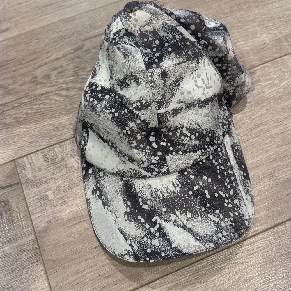 Lululemon Hat Soft One Size FAST Run Gray Silver Print Splatter